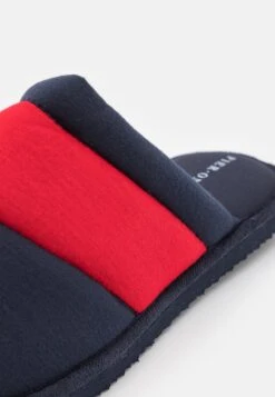 Pier One Unisex - Slippers - Dark Blue/Red -Pier One 3873ff5ffc164a00938853720f513c10 scaled