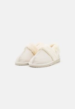 Pier One Slippers - White -Pier One 3d24649a22144e62b50d5c178dda582a scaled