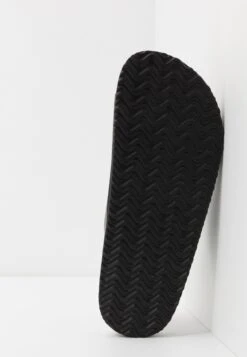 Pier One Unisex - Slippers - Black -Pier One 4a735c24e60449a29969a0148d036b07 scaled